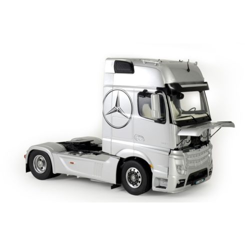 Italeri Mercedes Benz Actros MP4 Gigaspace teherautó műanyag modell (1:24)