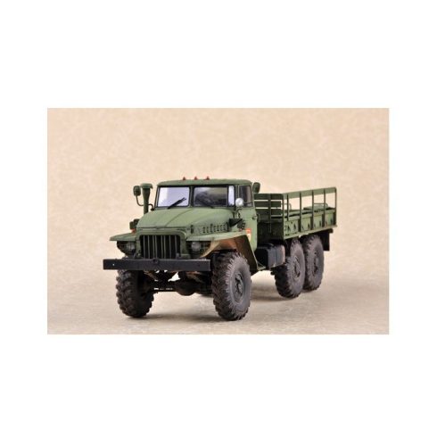 Trumpeter Russian Ural-4 320 teherautó műanyag modell (1:35)